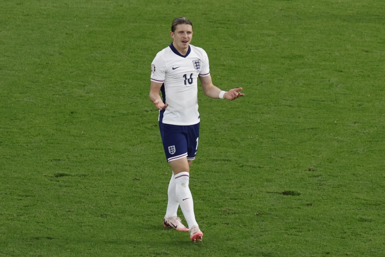 开云体育在线-每日电讯：弗兰克亲自致电说服加拉格尔加盟热刺，将提供主力位置