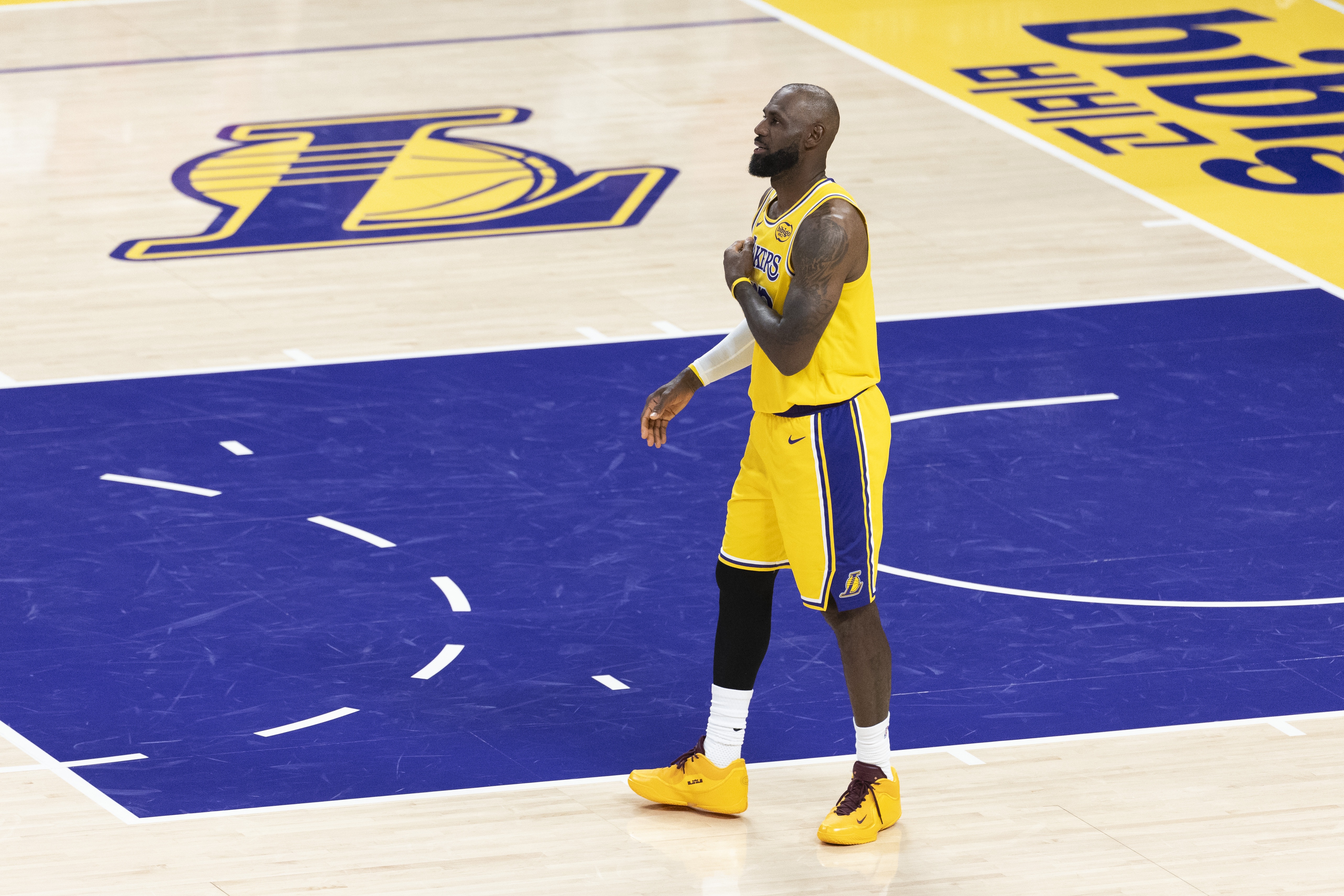 开云体育在线-Shams：詹姆斯本人&amp;联盟感觉他会再打一年 湖人表现影响他的未来